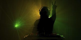 En Dj sætter gang i dansegulvet.