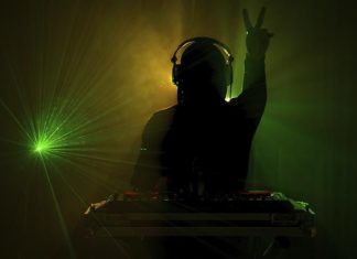 En Dj sætter gang i dansegulvet.