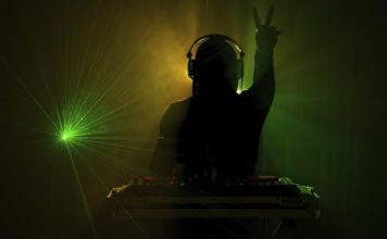 En Dj sætter gang i dansegulvet.