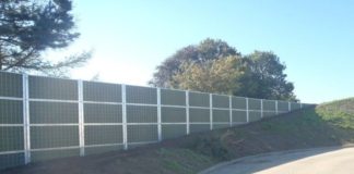 Opsætning af støjhegn for mere privatliv her