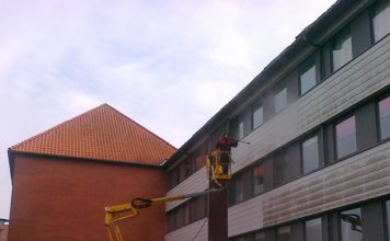 Nye blomster og krukker