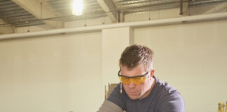 Alt, hvad du bør vide om at vælge en dygtig tømrer til dit hjem